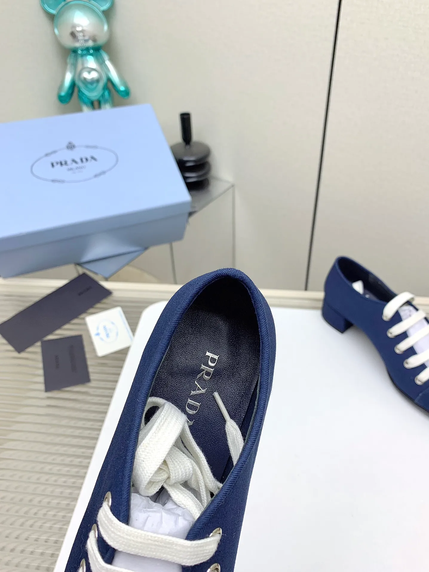 👟👟Ex-factory price 620👟👟 (Higher version) Prada 25/Spring and Summer Catwalk New lace-up hollow shoelace Mary Jane thick heel shoes This year’s lace-up element is super popular and really fashionable. I am obsessed with the appearance and comfort! The salty or sweet doll head design is full of girlishness. It is retro and playful yet elegant. The key is that it is easy to wear. ✔️Upper: original customized fabric ✔️Inner: sheepskin ✔️Outsole: genuine leather outsole imported from Italy ✔️Size: #35-41 (40.41 custom-made, non-refundable)